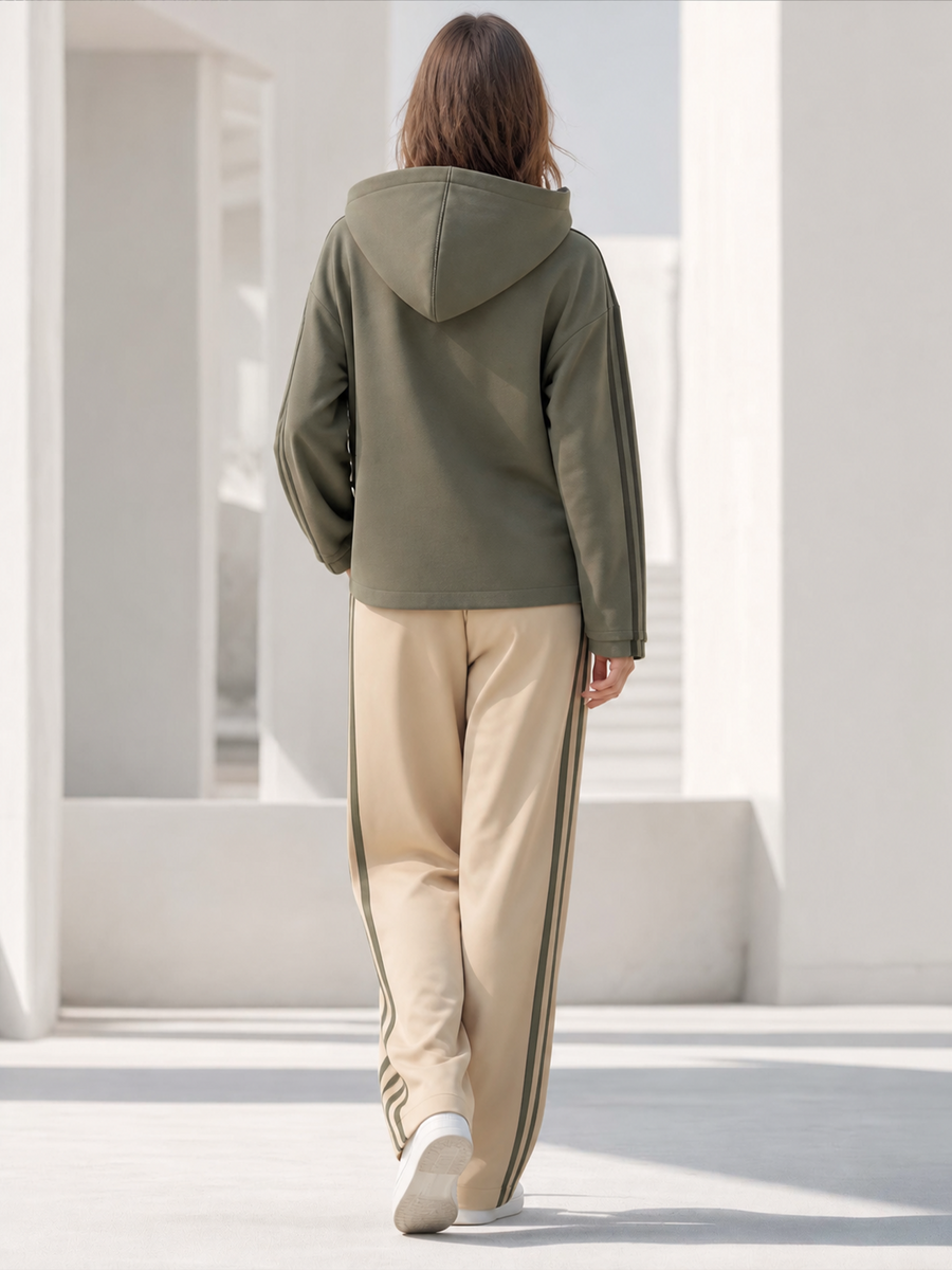 Stylish Set Featuring A Khaki-green Long-sleeve Hoodie With A Half-zip Collar And Khaki Trousers